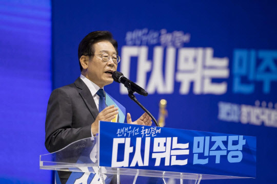 이재명 더불어민주당 당대표 후보가 20일 전주 화산체육관에서 열린 '당대표·최고위원 후보 전북 지역 합동연설회'에서 지지를 호소하고 있다. 이재명 후보 페이스북
